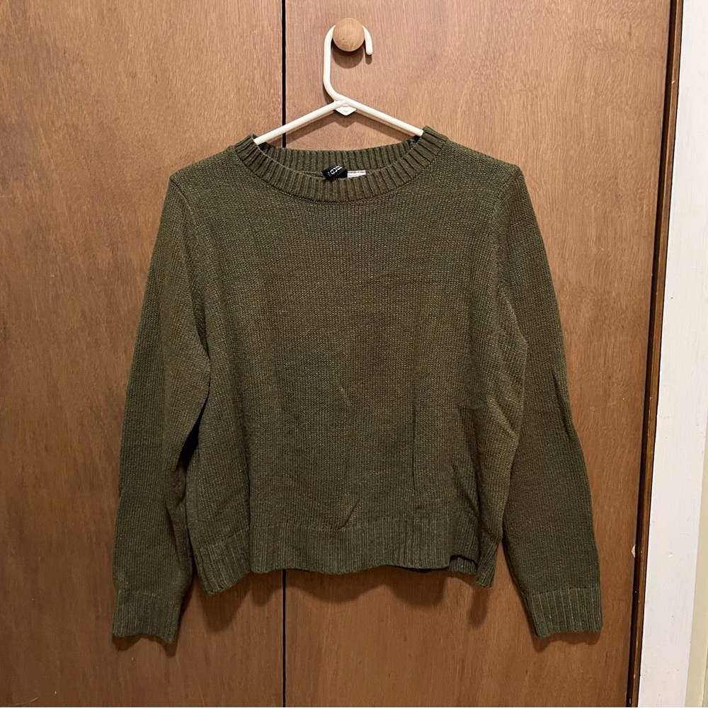 Women’s H&M green crew neck sweater